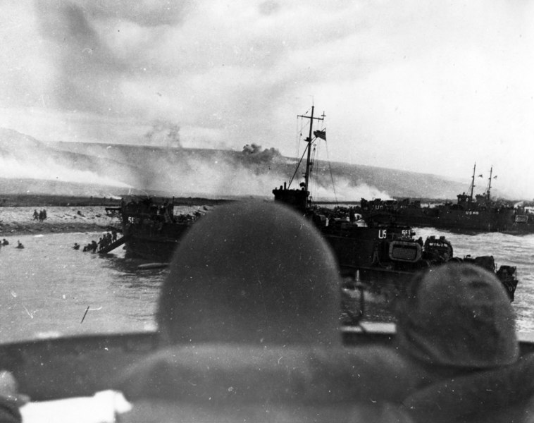 Naval History and Heritage Command, Public domain, via Wikimedia Commons