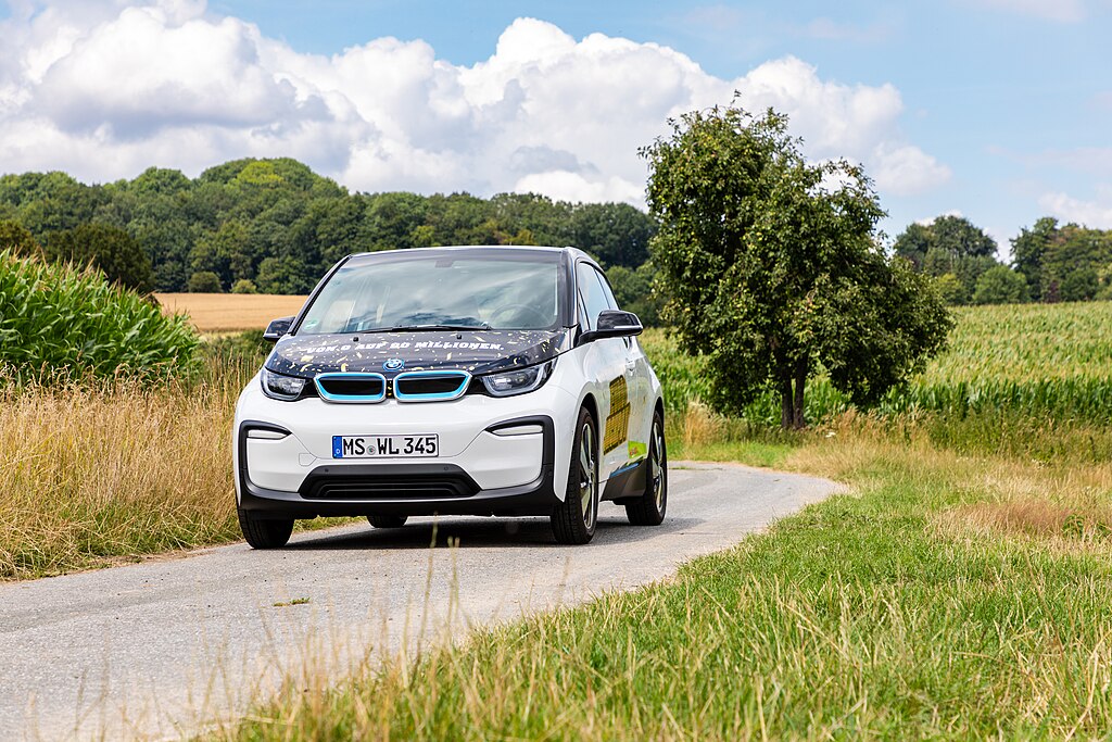 Dietmar Rabich / Wikimedia Commons / “Nottuln, Stevertal, BMW i3 -- 2019 -- 7518” / CC BY-SA 4.0For print products: Dietmar Rabich / 