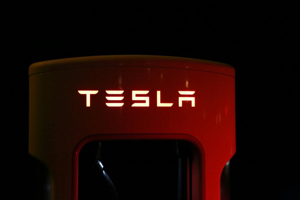 Populære Tesla-modeller rammet av nye problemer: Både sikkerhet og programvarekritikk i fokus