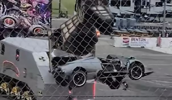 Bilfans i sjokk: Ikonisk superbil knust under monstertruckens hjul
